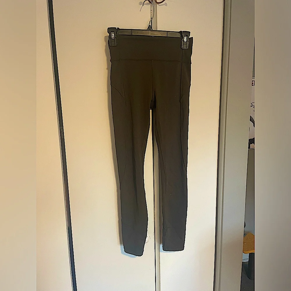 Lululemon In Movement 7/8 Everlux Tight size 4 - Picture 6 of 10